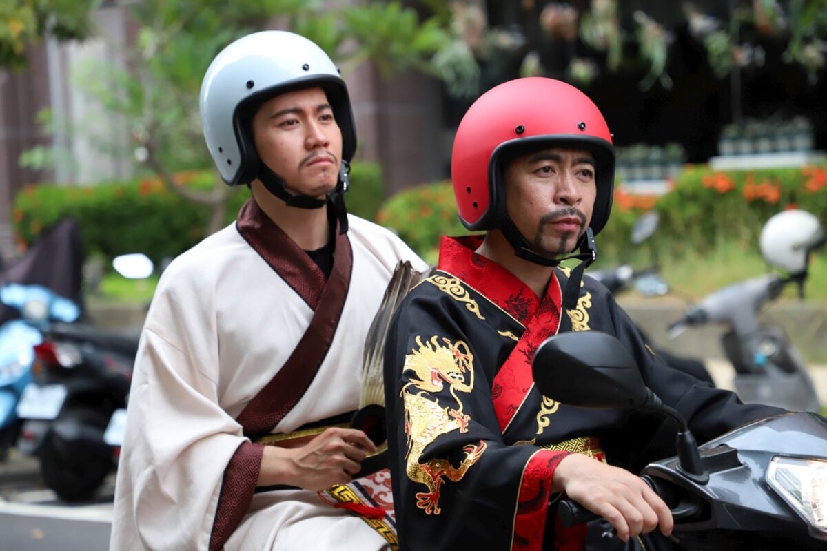 高雄交通宣導超有戲！諸葛亮、劉備同框上路　左轉三原則一次學會