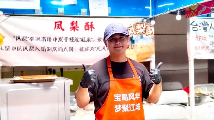 ▲鳳梨酥攤主、臺灣青年姚坤廷。