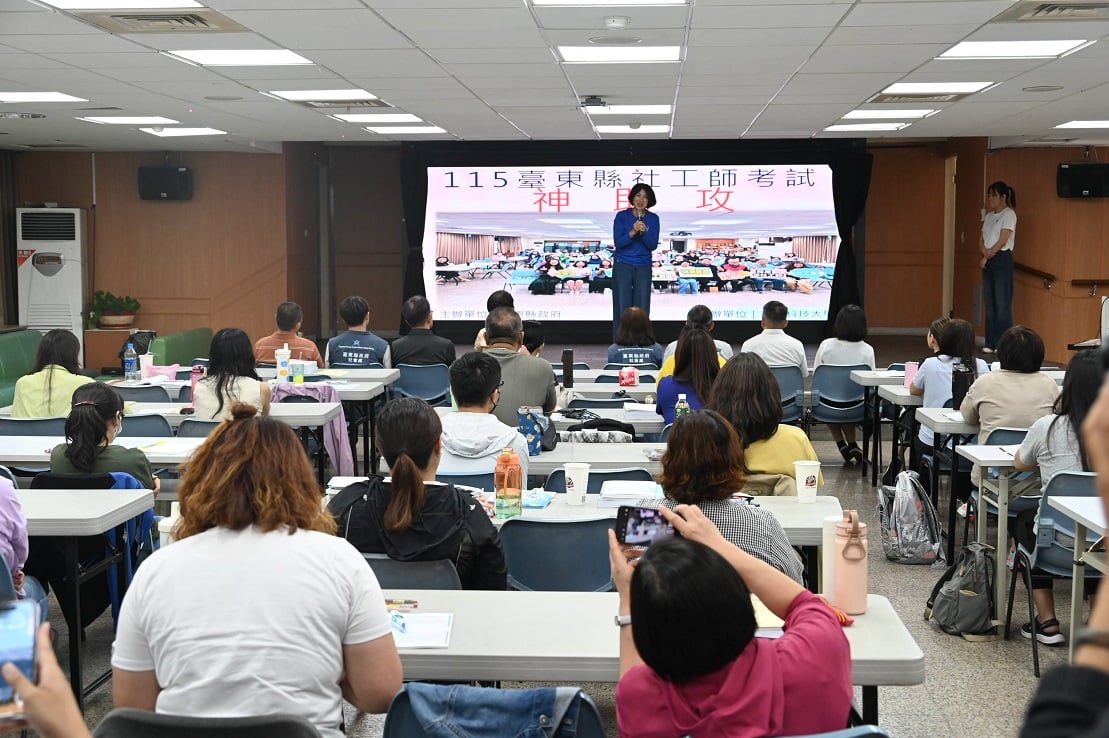 社工國考倒數！臺東設考照輔導班　饒慶鈴化身「智慧開竅官」 為考生祈福