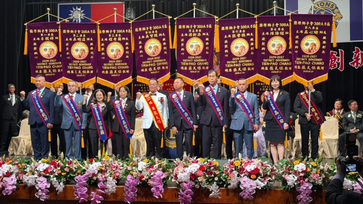 ▲基宜花東2026-2027年八位專區主席接受新任總監張天保授旗留影。