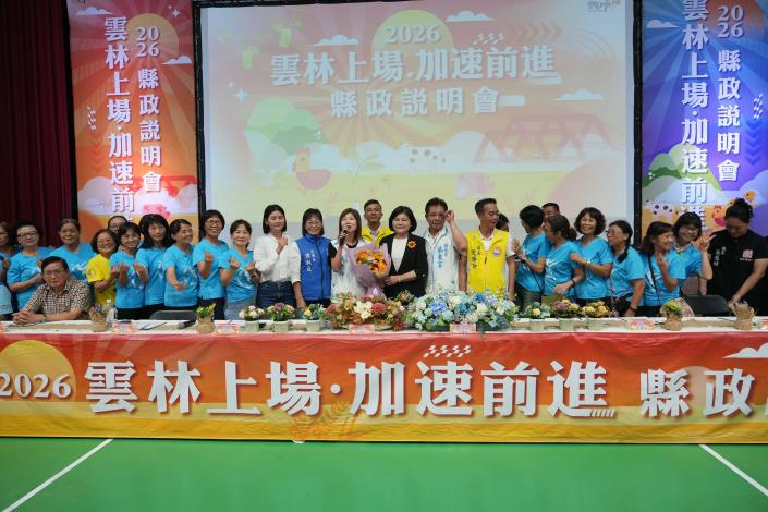 ▲雲林縣土風舞協會理事長洪惠玲與會員獻花給張麗善縣長，感謝她努力推動縣政建設。(記者劉峻文攝)