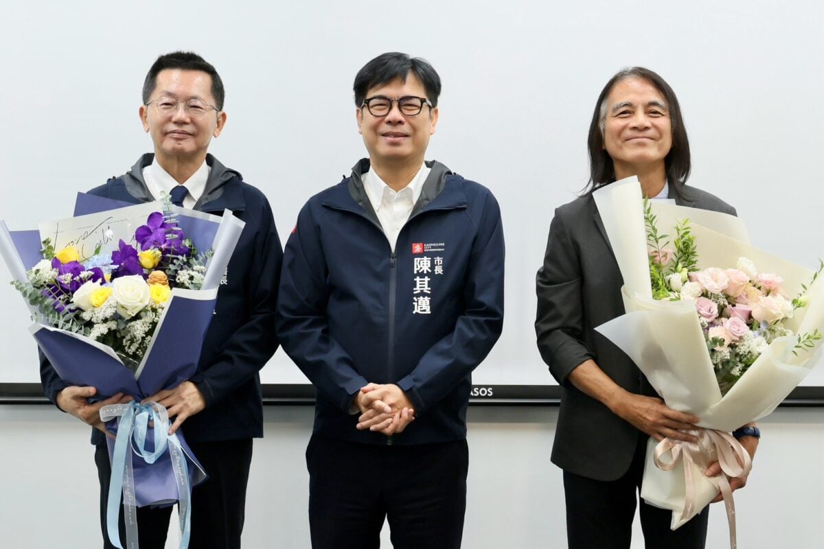 ▲祕書長郭添貴及新工處長許永穆屆齡退休,陳其邁於市政會議前致贈退休紀念品、獻上祝福,感謝兩人對市政、建設推動的付出與貢獻。