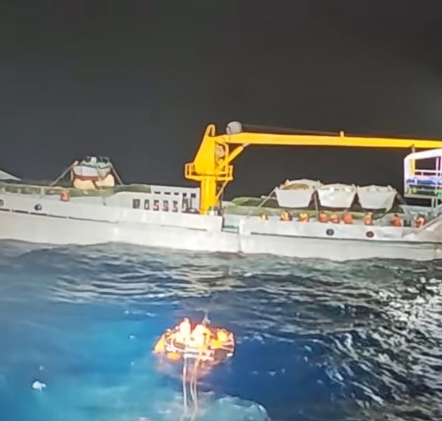 南海驚險！越南船隻突沉沒62人落海　中國成功馳援救起45名越南船員