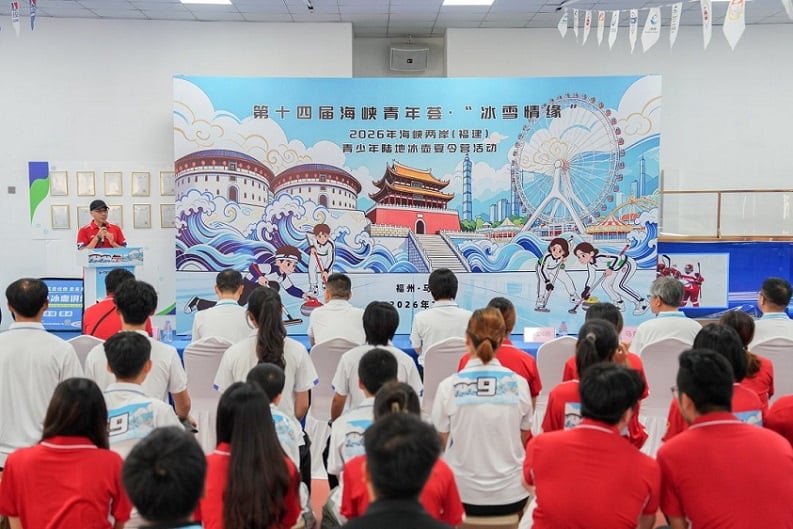 冰雪情緣連兩岸青春同心促融合！海峽青少年陸地冰壺夏令營在榕啟幕