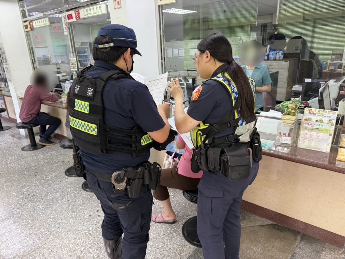 ▲員警告知婦人欲匯款的帳戶曾遭列為警示帳戶後，她的態度才開始鬆動。