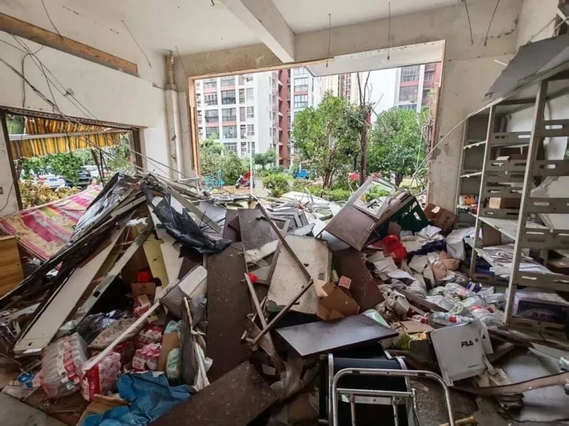 ▲畫面裡整面落地窗消失,傢俱雜物被狂風卷得堆積滿地,和出事12樓客廳損毀情況一致。