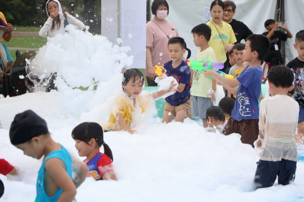 北港暑期親子樂園爆人潮　泡泡戲水氣墊、恐龍軍團嗨翻運動公園