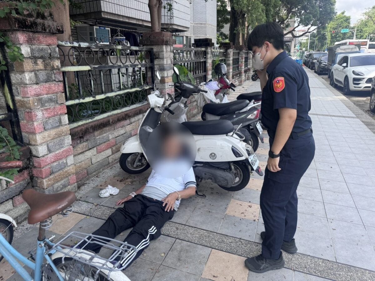 ▲91歲翁外出運動卻迷途數公里，幸有配戴定位裝置，協助員警迅速找到人。