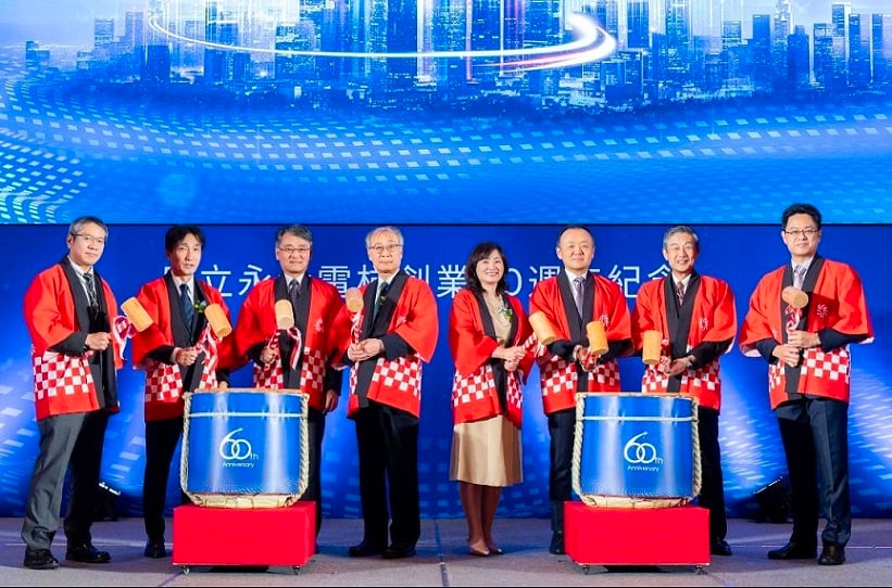 ▲日立永大電梯今日舉辦創業60周年紀念儀式,董事長小口辰廣(右二)及總經理沈裕舜(左三)與現場來賓舉杯慶祝。