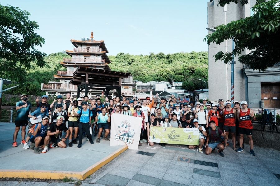 高雄運動觀光跑進柴山　運發局長侯尊堯與三進盤榕跑者用揹水回饋山林