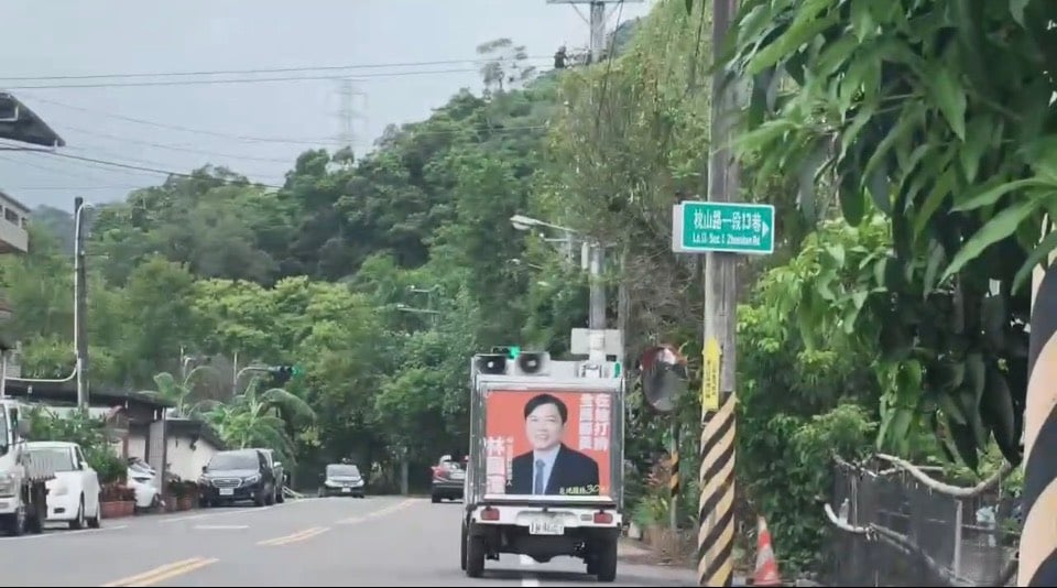 ▲國民黨批評競選活動未開始綠營縣長候選人宣傳車已在馬路跑。