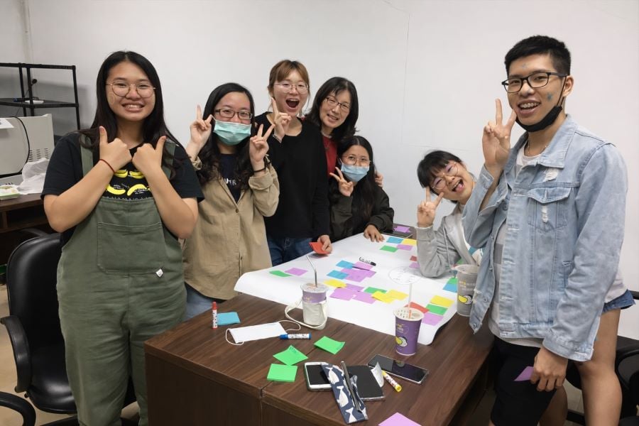 ▲高科大謝淑玲特聘教授(右四)與學生課堂互動，透過創意教學啟發學生潛能，探索知識與實務應用。