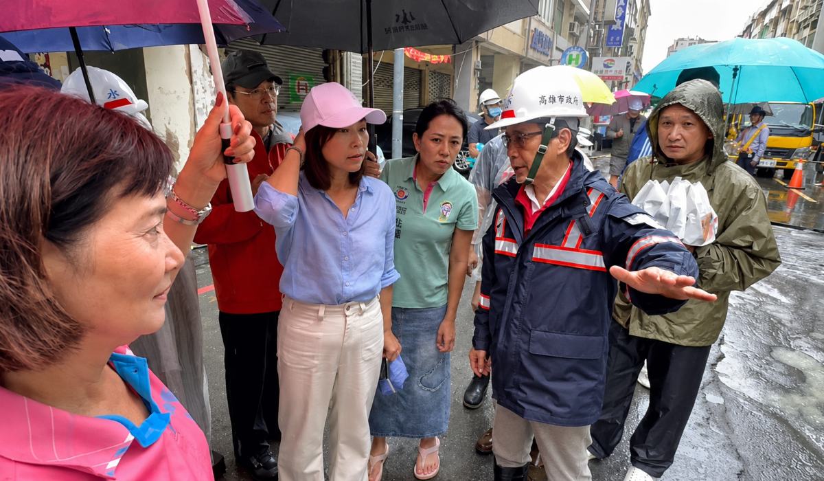 豪雨襲高雄！林欽榮巡林園、大寮排水工程再赴前鎮塌陷現場　要求加速治水、確保道路安全