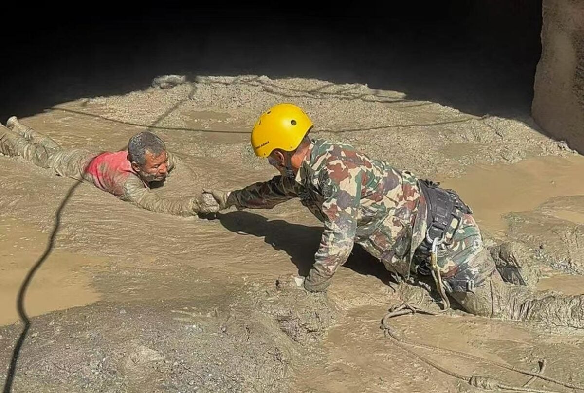 ▲尼泊爾冰崩土石流巨大災情,軍隊從拉蘇瓦縣水電站隧道中營救倖存者。