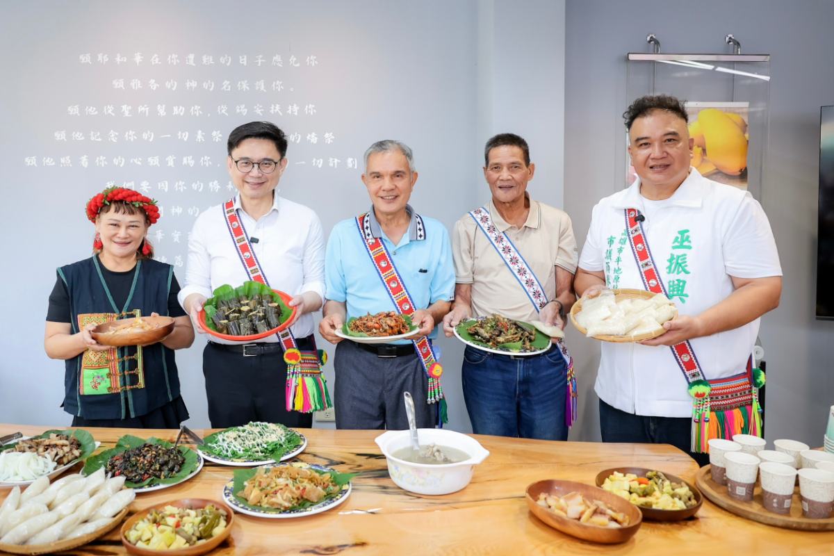 ▲高雄市長參選人賴瑞隆(左二)與平地原住民市議員參選人巫振興(右一)、高雄市阿美族總頭目林信明(中)及部落族人共同展示親手製作的原住民族傳統美食,以行動迎接原住民族日,體驗文化傳承與族群交流。