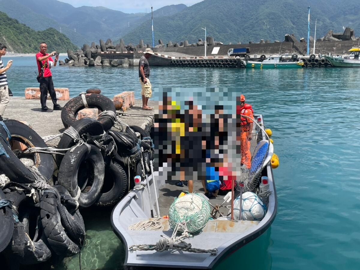 ▲蘇澳烏岩角受困遊客經動用漁船協助救援上岸。