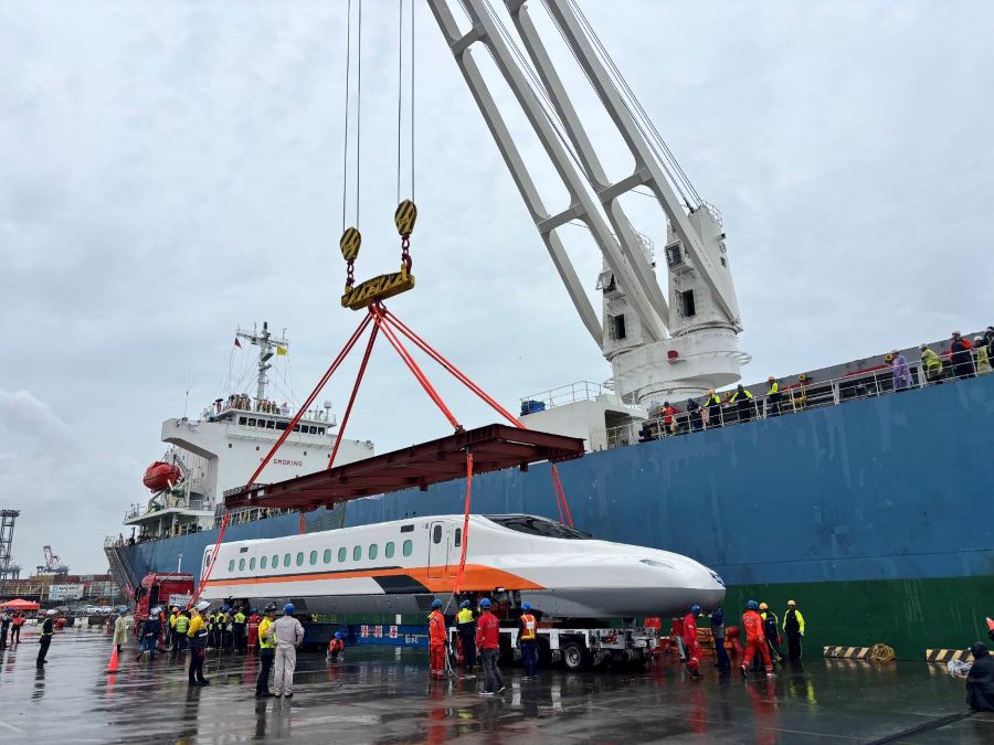 ▲台灣高鐵於高雄港74號碼頭順利卸運車廂。