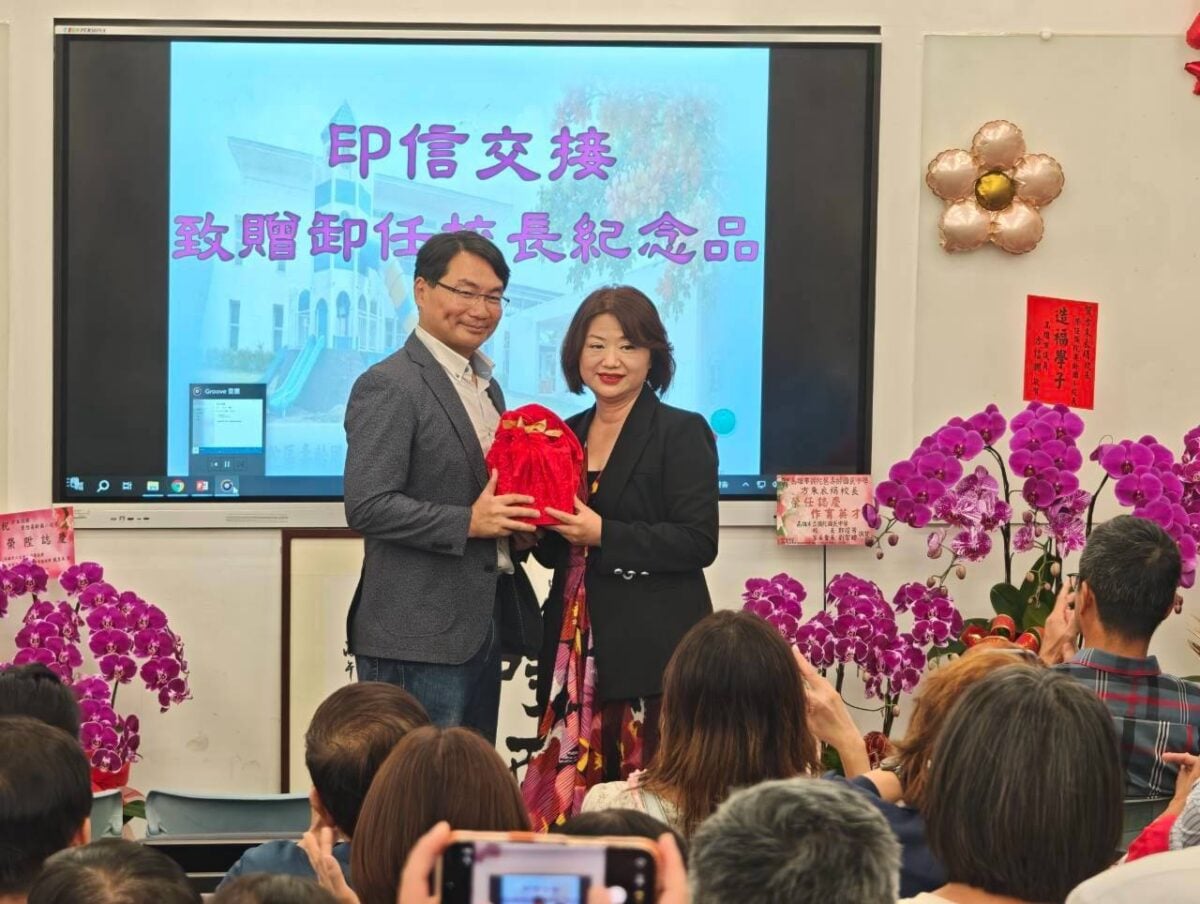 ▲壽齡國小新卸任校長交接典禮中，卸任校長蘇建洲（左）與新任校長方朱衣絹（右）完成印信交接並互贈紀念品，象徵教育薪火相傳，攜手開啟壽齡國小幸福教育新篇章。
