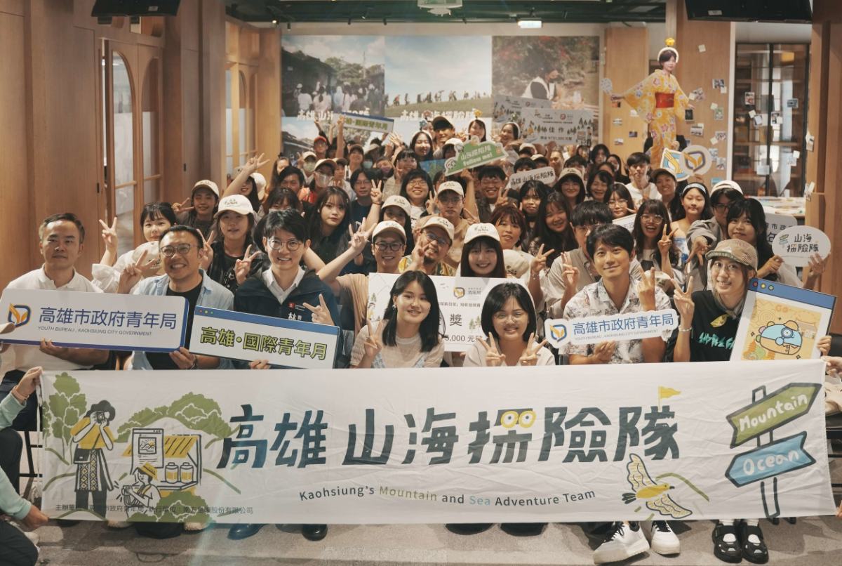 ▲青年局長林楷軒(前排左三)、評審陳中宇導演(左二)、Youtuber烙野孩(前排右一、右二) ,於「創生不設限:青年鏡頭下的高雄山海與日本雙城」活動中與青年參與者合影,展現青年從在地探索走向國際交流、參與地方創生的行動力。