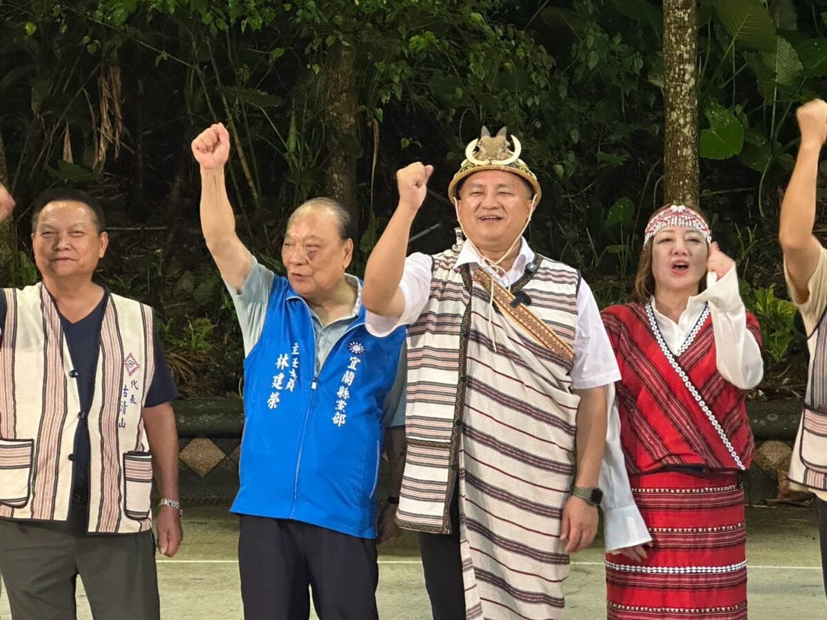 ▲ 縣長參選人吳宗憲(中)穿著原住民傳統服飾到大同鄉領頭團結打造美好未來。