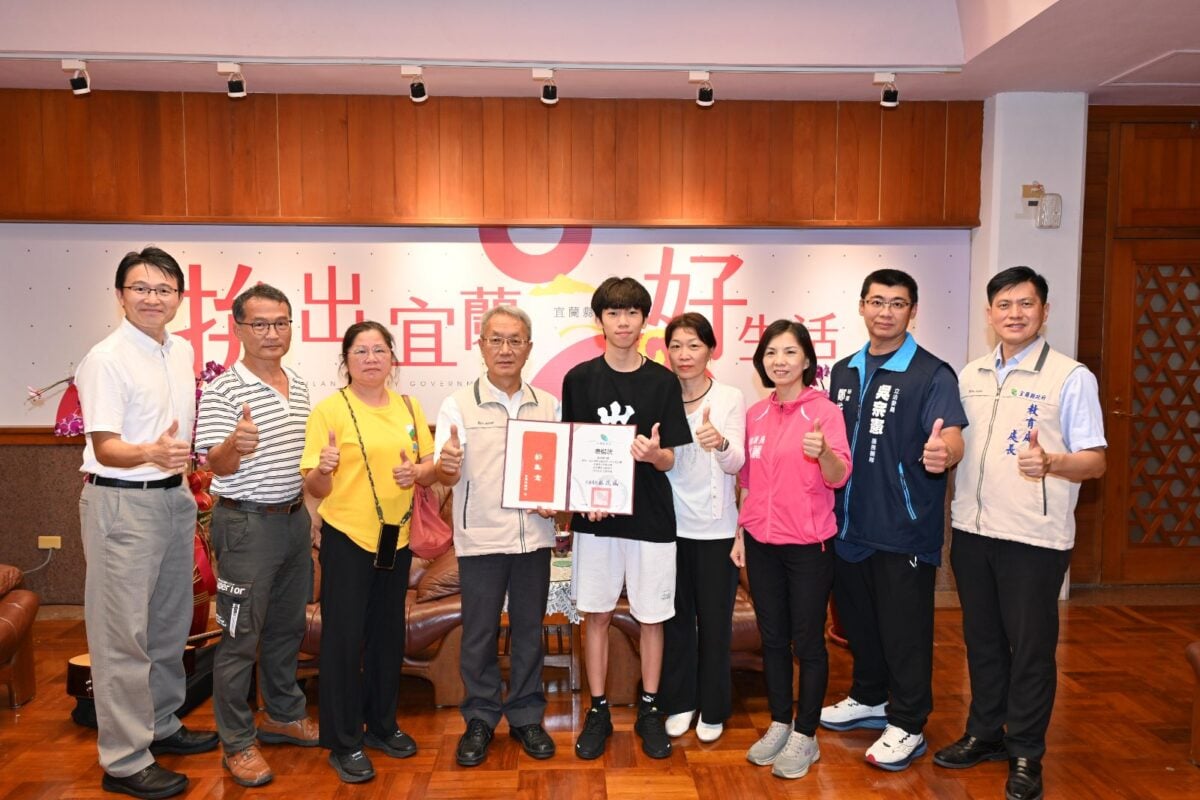 宜蘭學子蔡承嶧勇奪國際吉他大賽金獎　林茂盛代理縣長接見表揚
