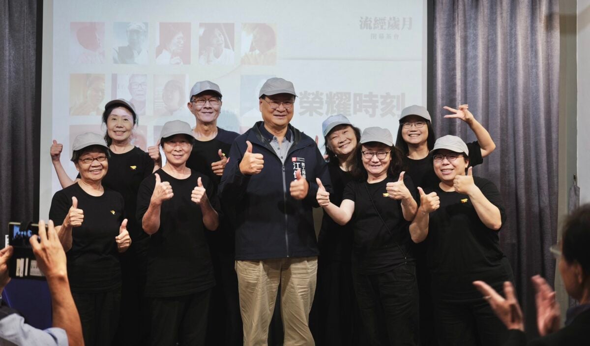 最高齡88歲登台演勞動史　江健興感謝千歲志工《流經歲月》精彩謝幕