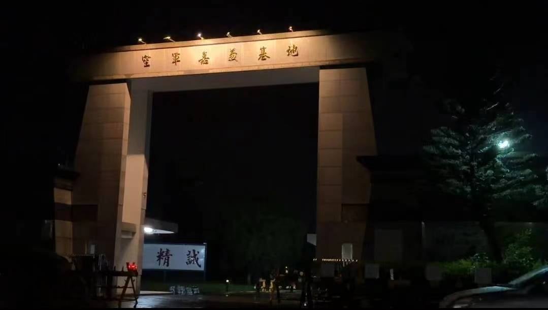 嘉義F16戰機返航降落時因大雨跑道濕滑衝出跑道