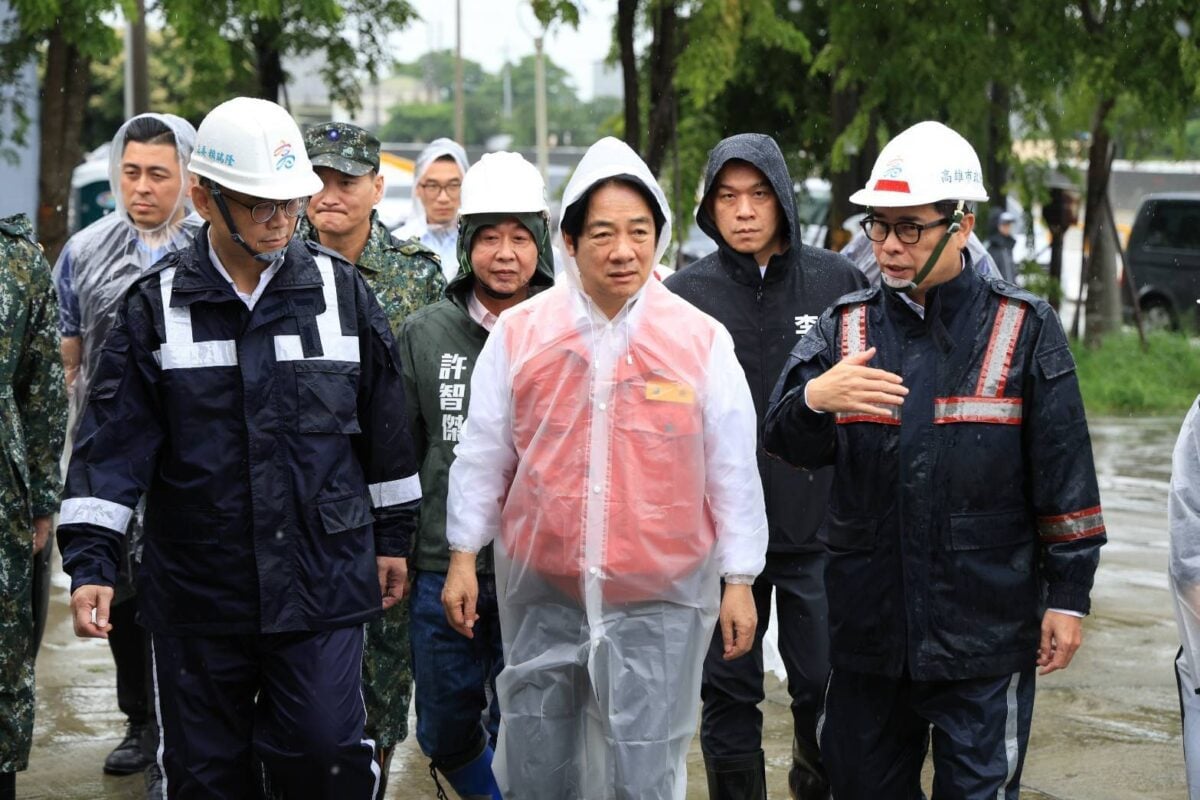▲市長陳其邁陪同賴清德總統視察五甲尾滯洪池及永安排水工程,感謝中央支持50億元治水預算,大幅降低典寶溪及大遼排水流域等地區大面積淹水風險。