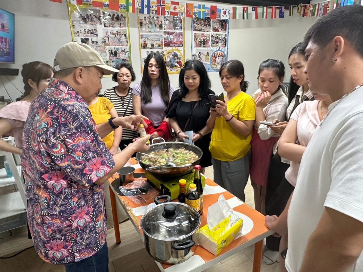 馬來西亞新住民以正宗肉骨茶傳遞家鄉情