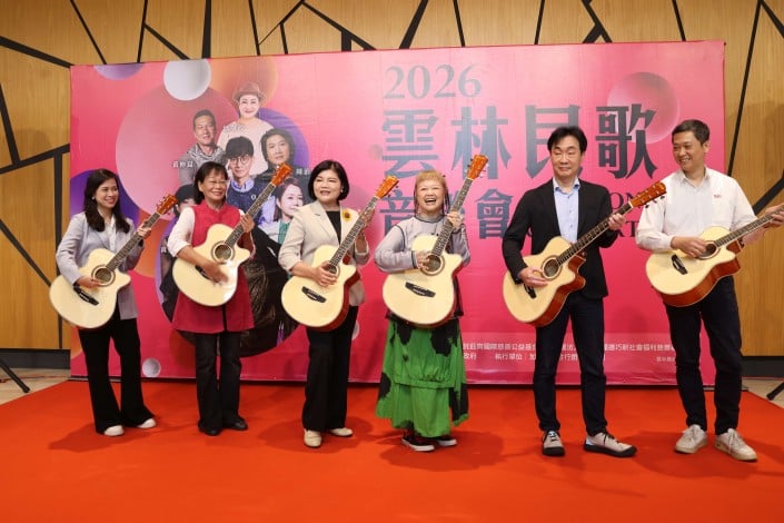 ▲縣長張麗善、副縣長謝淑亞、文觀處長謝明璇、歌手娃娃、鈺齊國際基金會副總廖志誠、福德巧新基金會執行長黃冠昌一同為活動啟動。 (記者劉峻文攝)