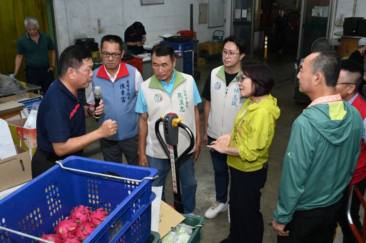 高雄市議會議長康裕成率議員前往梓官區農會蔬菜集貨場，實地了解豪雨農損、蔬菜供應及運銷情形，關切農民災後復耕需求。
