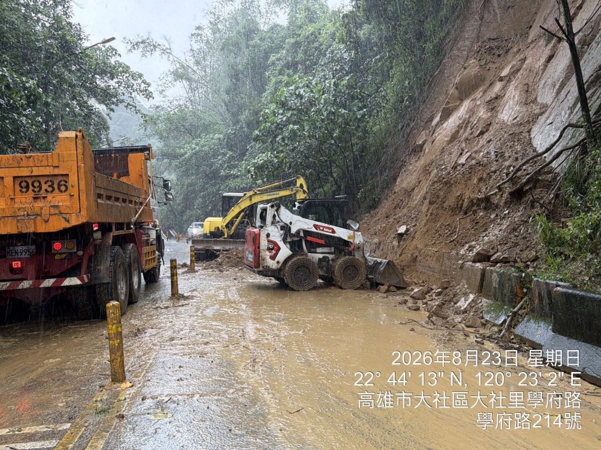 高雄豪雨釀災　大樹186甲學府路土石滑落阻路緊急搶通