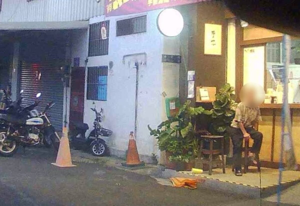 ▲老翁向店家問路,然因說話含糊,店家多次聆聽仍無法確認其目的地,遂向警方求助。