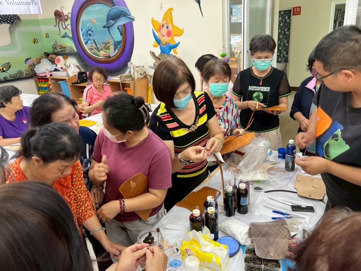 一針一線縫進祝福　臺東海岸線社福中心攜志工致敬「父兼母職」爸爸