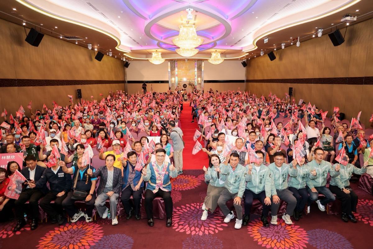 ▲台客盟高雄後援總會成立,現場逾600位客家鄉親及地方幹部揮旗力挺,凝聚客家力量支持「客家女婿」賴瑞隆參選高雄市長。