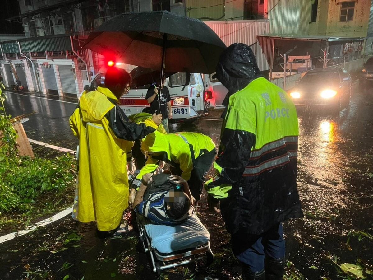 豪雨夜老翁迷途倒路旁　杉林警冒雨尋回助送醫
