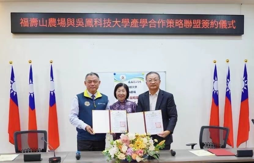▲吳鳳科技大學董事長胡宗鑫（中）及校長蔡宏榮（右），與福壽山農場場長林奇輝（左）共同完成產學合作策略聯盟簽署儀式。