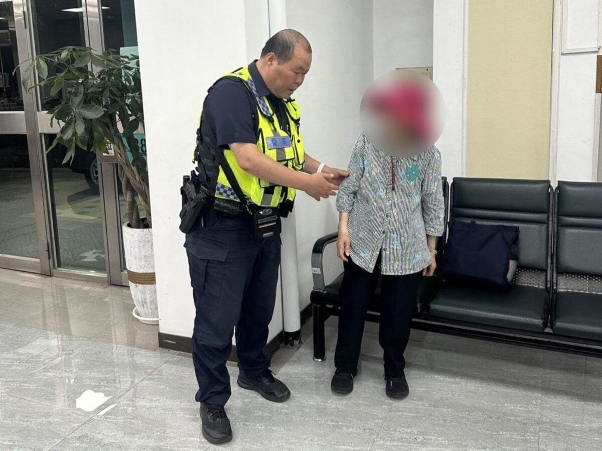 ▲阿嬤返家途中在某個轉彎處出了小差錯，幸遇熱心民眾報警求助。