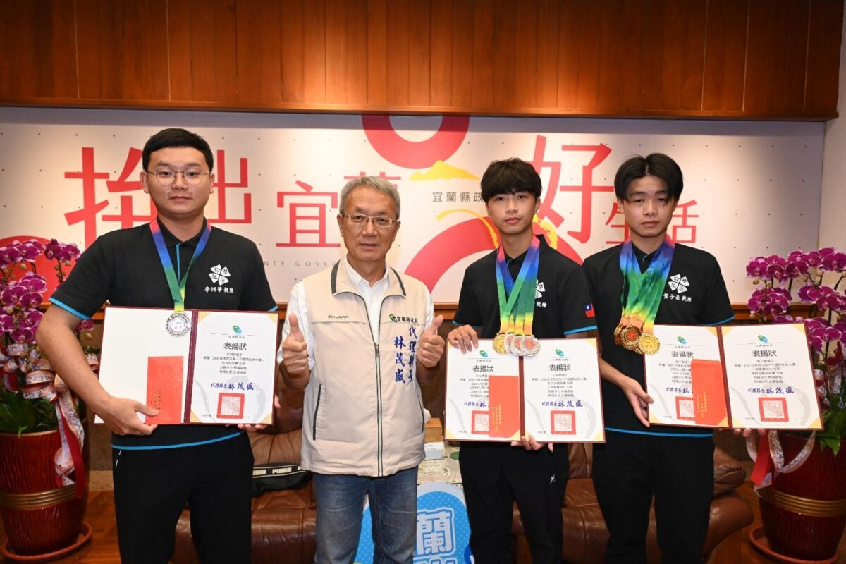 ▲ 林茂盛代理縣長(左2)接見表揚扯鈴師徒三人。