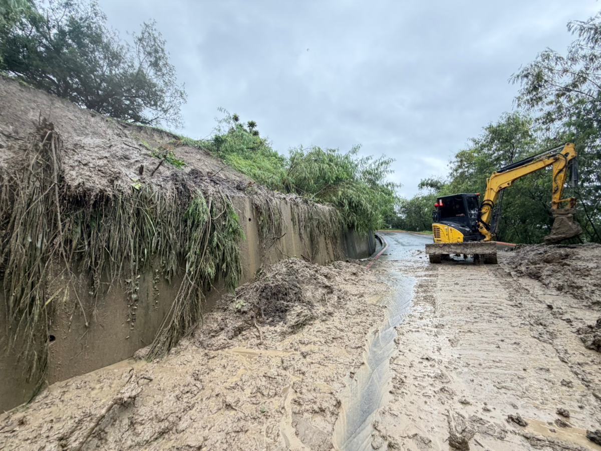豪雨沖出土石坍方　高雄月世界完成搶通、觀音山封閉防落石
