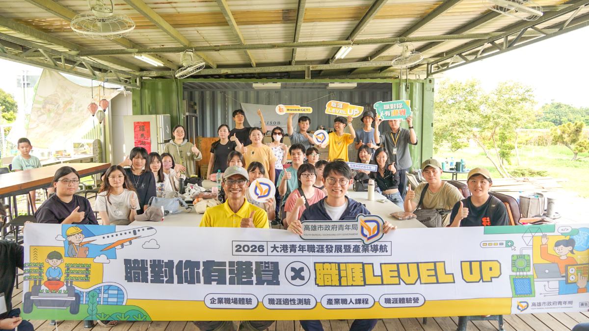 農業不只靠苦力！青年開曳引機、操作自動移植機　高雄智慧農場解鎖新職涯