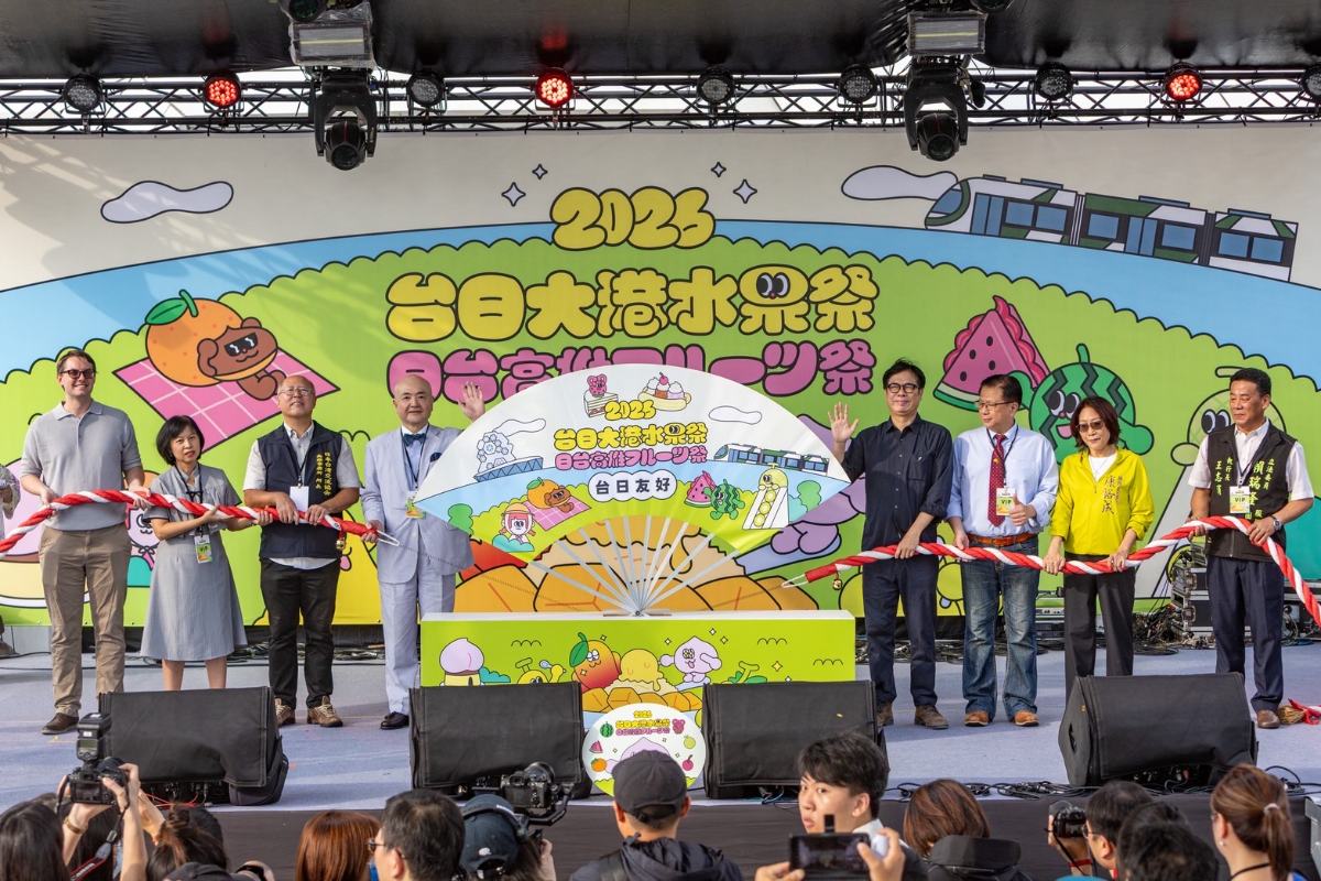 ▲高雄市長陳其邁出席「台日大港水果祭」開幕式,邀請市民品嚐台日鮮果,並前往熊本應援攤位為受影響民眾加油打氣,展現台日深厚情誼。