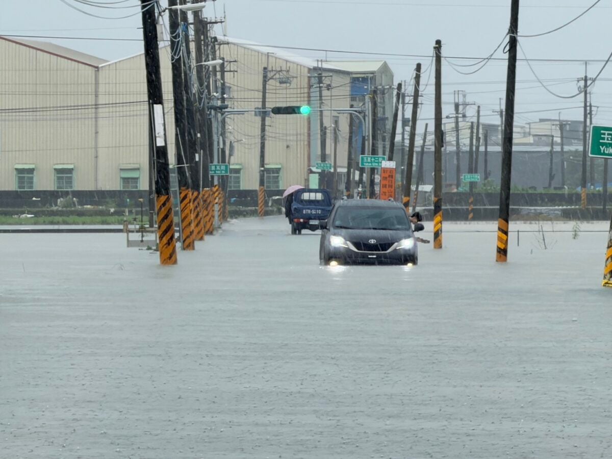 ▲水淹阿蓮道路！柯志恩座車拋錨，爬副駕車窗脫困續勘災。