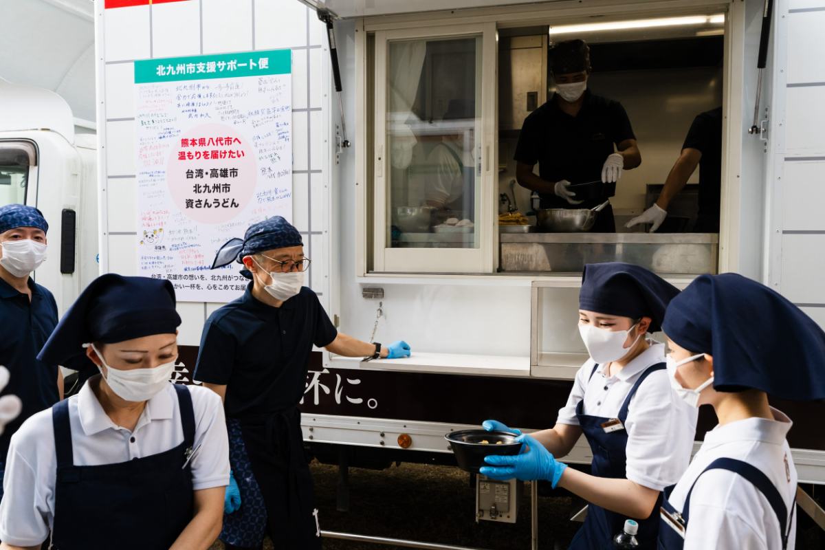 熊本災民盼一口熱湯！高雄、北九州二度馳援　烏龍麵餐車直奔災區