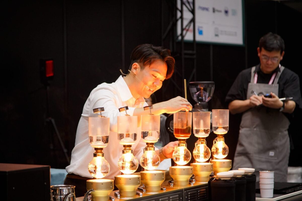 ▲2024世界盃虹吸咖啡大賽(WSC, World Siphonist Championship)冠軍張維欣參賽畫面。