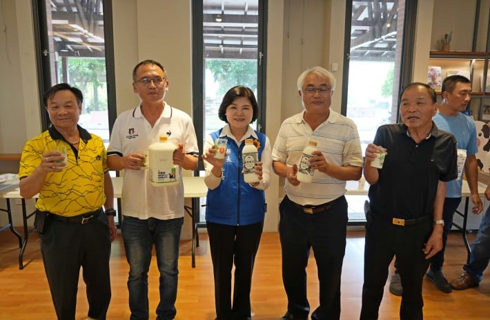 ▲縣長張麗善與酪農促銷雲林優質牛乳。 (記者劉春生攝)