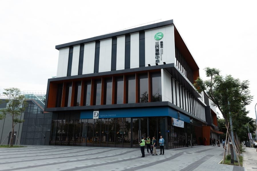▲高雄市旗艦級健身新地標「三民運動中心」今(8/1)日正式開幕,外觀展現前衛運動美學,現代感十足。