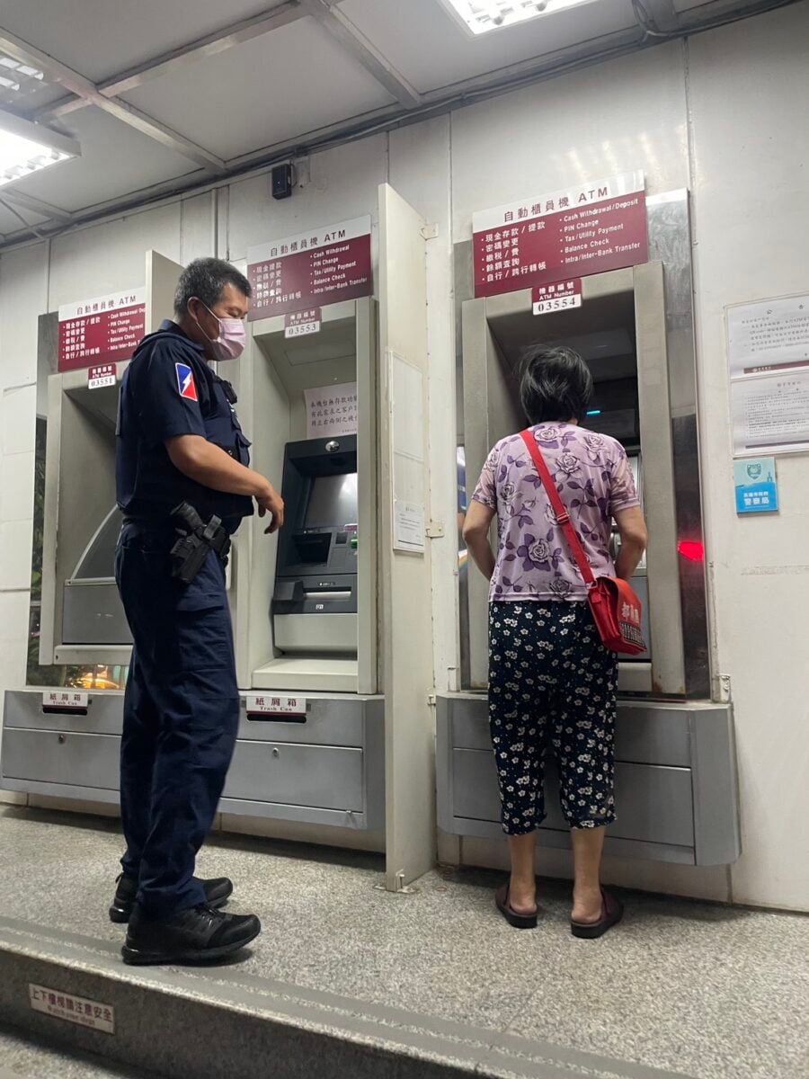 「帳戶遭凍結」又是老掉牙詐術　保大警一句話點醒婦人保住積蓄