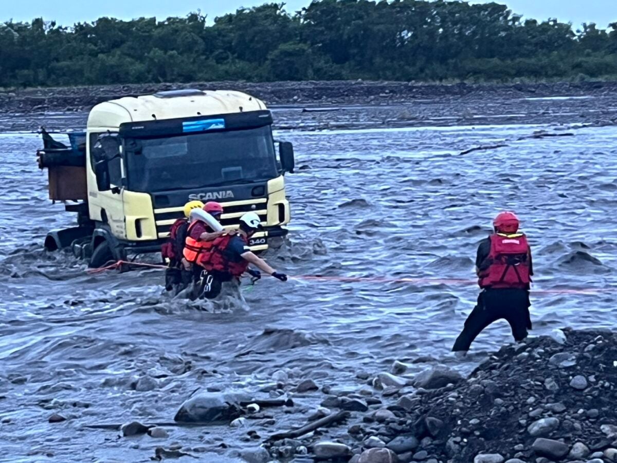 聯結砂石車受困蘭陽溪床　宜蘭警消架設繩索救出司機
