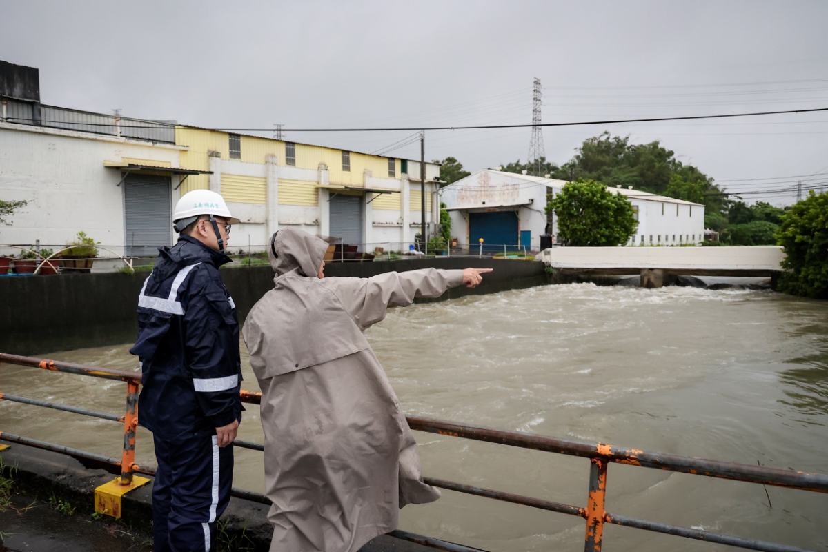 雨狂炸高雄　賴瑞隆一天跑5處防汛設施：治水沒有一勞永逸